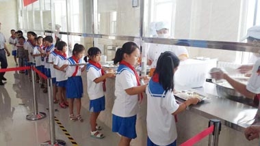 某小學學生正在排隊打餐