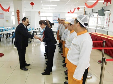 除夕當(dāng)天，薦世新董事長及公司各領(lǐng)導(dǎo)前往一線餐廳慰問員工