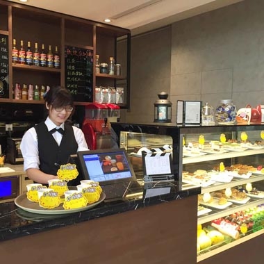 工作人員在現(xiàn)場工作