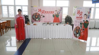 餐廳員工身著韓國(guó)服裝站在展臺(tái)前 餐廳員工身著韓國(guó)服裝站在展臺(tái)前