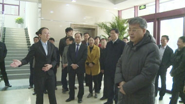 郭樹(shù)清省長(zhǎng)聽(tīng)取講解 郭樹(shù)清省長(zhǎng)聽(tīng)取講解