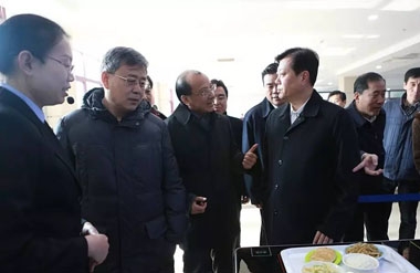 郭樹(shù)清省長(zhǎng)觀看餐廳智能結(jié)算系統(tǒng) 郭樹(shù)清省長(zhǎng)觀看餐廳智能結(jié)算系統(tǒng)