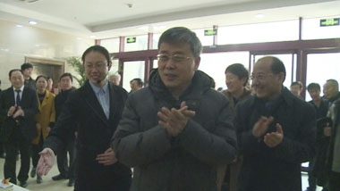 郭樹(shù)清省長(zhǎng)鼓掌祝賀餐廳試營(yíng)業(yè) 郭樹(shù)清省長(zhǎng)鼓掌祝賀餐廳試營(yíng)業(yè)