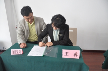 采購(gòu)中心王總與新餐廳經(jīng)理簽訂幫扶協(xié)議 采購(gòu)中心王總與新餐廳經(jīng)理簽訂幫扶協(xié)議