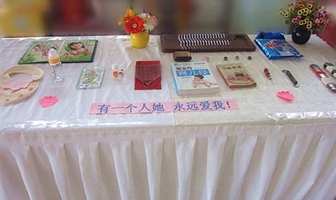 “關(guān)愛母親，慈母展區(qū)”中的各種物件