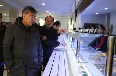 郭樹(shù)清省長(zhǎng)觀看餐廳的菜品 郭樹(shù)清省長(zhǎng)觀看餐廳的菜品