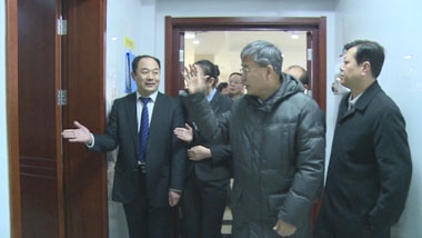 郭樹(shù)清省長(zhǎng)向餐廳員工打招呼 郭樹(shù)清省長(zhǎng)向餐廳員工打招呼