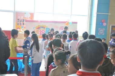 小學生們排隊領取獎品