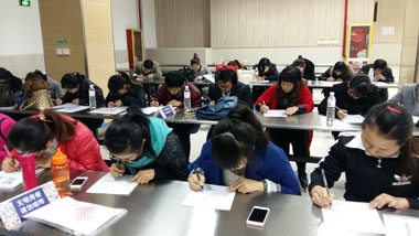 學(xué)員們認(rèn)真考試