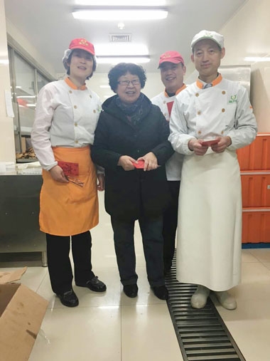 管理中心顧總除夕慰問(wèn)員工