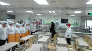 采購中心王總到餐廳看望員工 采購中心王總到餐廳看望員工