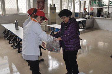 顧總給員工分糖吃 顧總給員工分糖吃