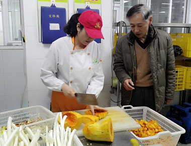 體系安全中心翟總到餐廳看望員工 體系安全中心翟總到餐廳看望員工