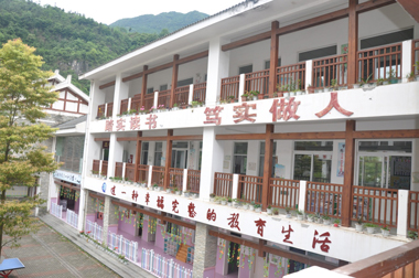 大山腳下的曲山鎮(zhèn)小學(xué) 大山腳下的曲山鎮(zhèn)小學(xué)