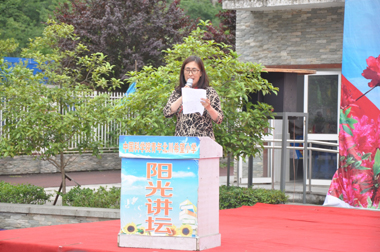 青島市紅十字會(huì)副會(huì)長(zhǎng)牛素梅在助學(xué)活動(dòng)儀式上講話 青島市紅十字會(huì)副會(huì)長(zhǎng)牛素梅在助學(xué)活動(dòng)儀式上講話