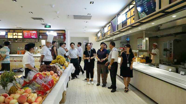 陳區(qū)長參觀餐廳外賣區(qū) 陳區(qū)長參觀餐廳外賣區(qū)