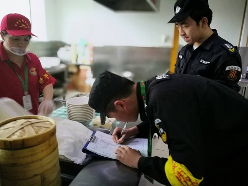 餐廳為安保人員提供服務(wù) 餐廳為安保人員提供服務(wù)