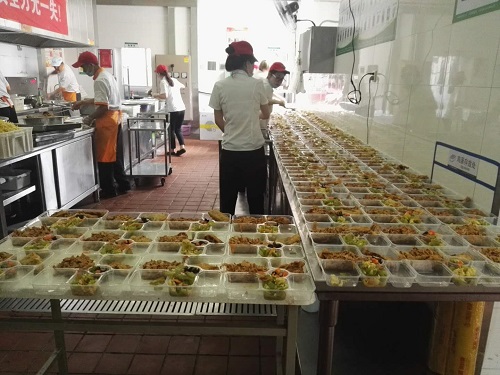 餐廳工作人員正在配送盒飯 餐廳工作人員正在配送盒飯