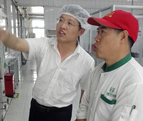 安全管理部人員在餐廳現(xiàn)場(chǎng)檢查 安全管理部人員在餐廳現(xiàn)場(chǎng)檢查