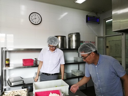 體系管理部人員在餐廳現(xiàn)場(chǎng)檢查 體系管理部人員在餐廳現(xiàn)場(chǎng)檢查