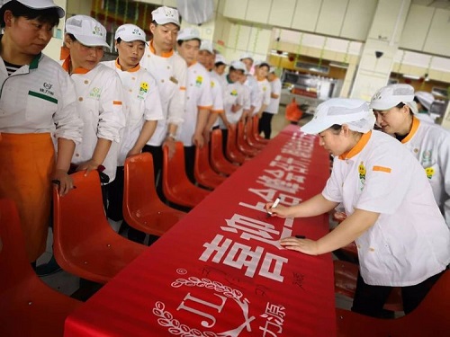 員工在安全橫幅上簽字 員工在安全橫幅上簽字