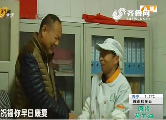 失主向張敏表示感謝，張敏祝福失主早日康復(fù)（電視畫面）