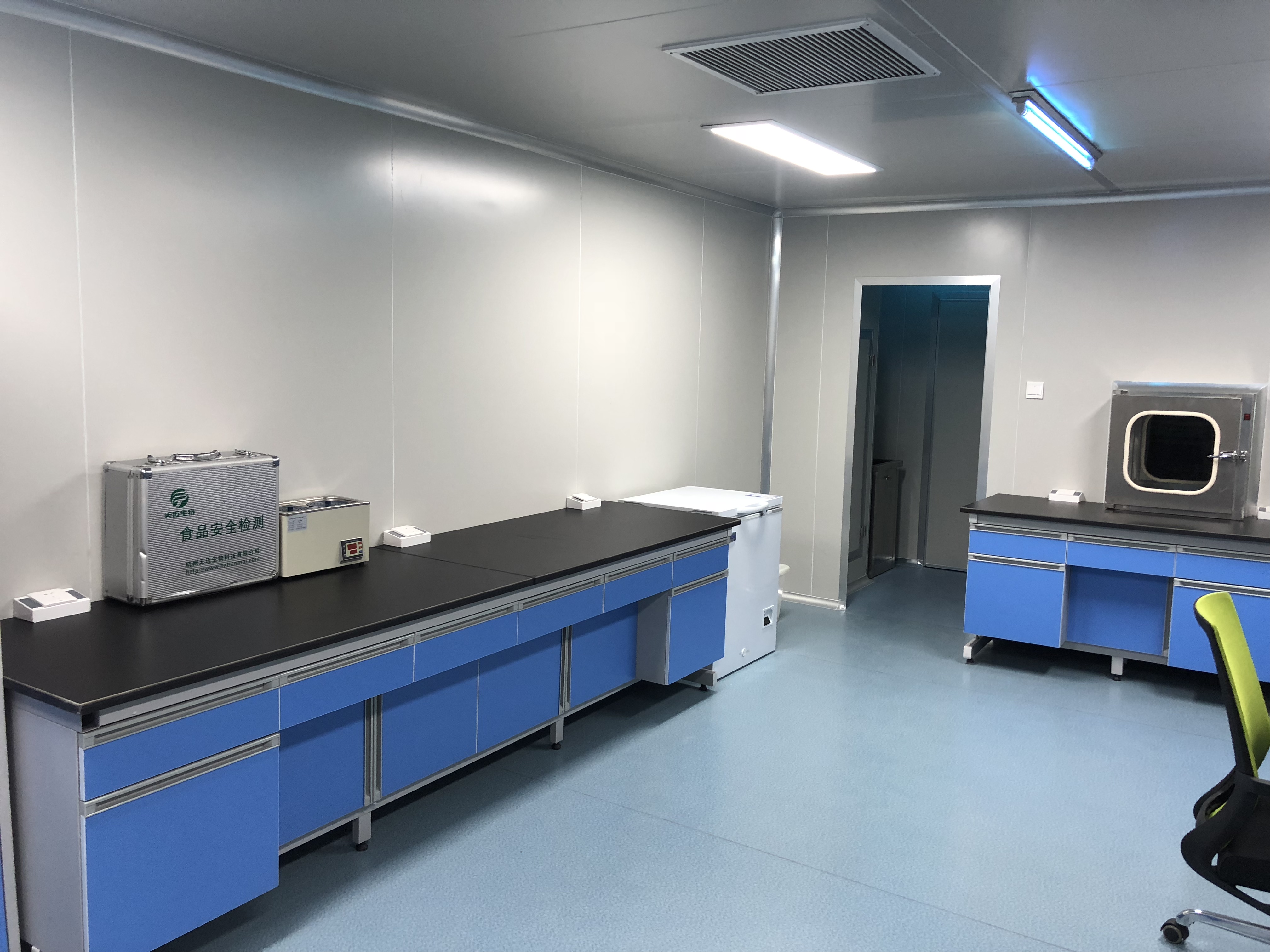 嚴(yán)格規(guī)整的化驗室
