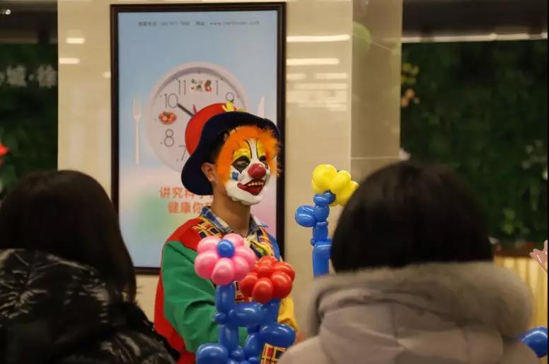 玩偶、小丑、糖畫、面人紛紛登場