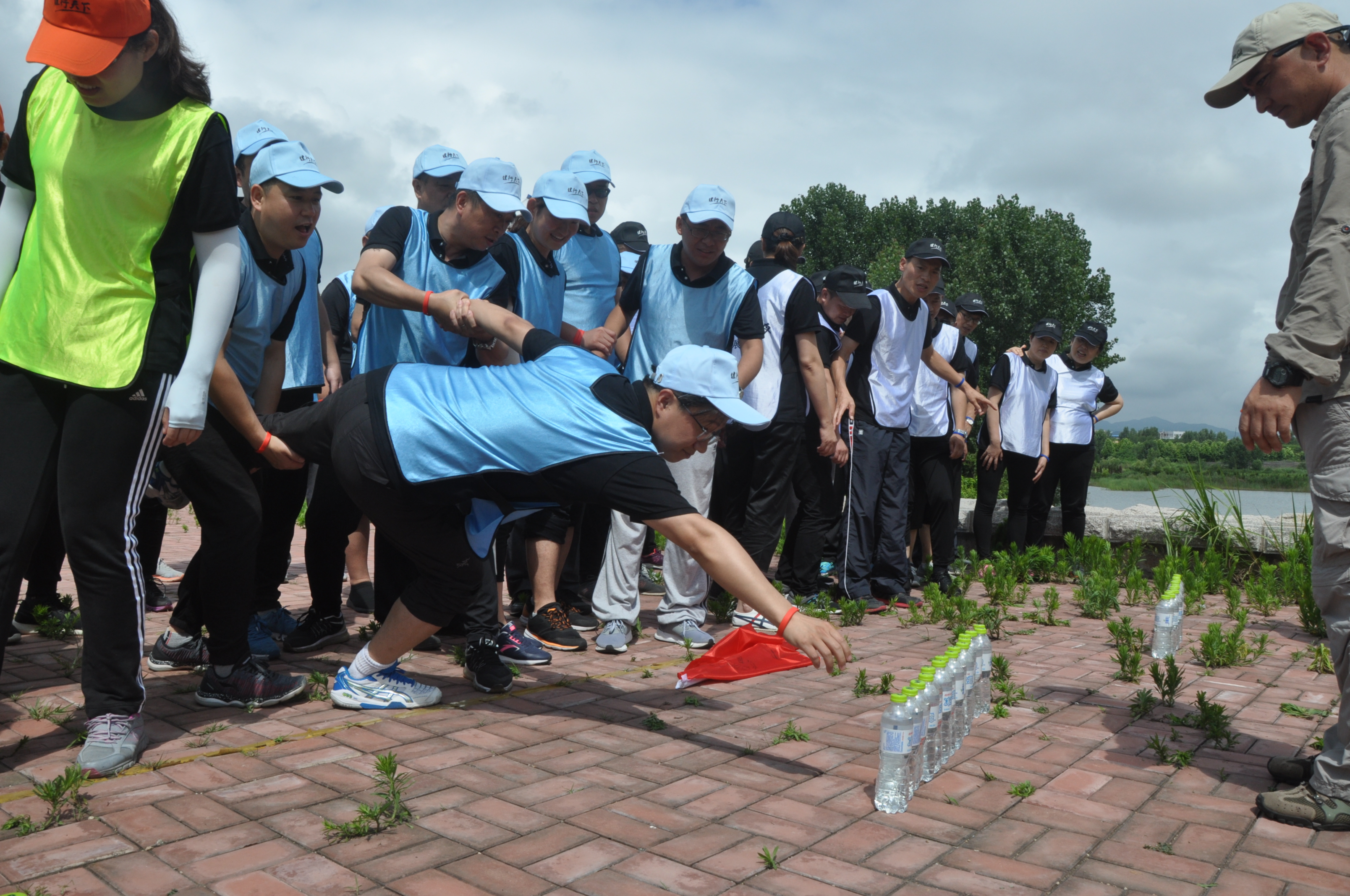 拓展訓(xùn)練活動(dòng)團(tuán)隊(duì)合作取水 拓展訓(xùn)練活動(dòng)團(tuán)隊(duì)合作取水