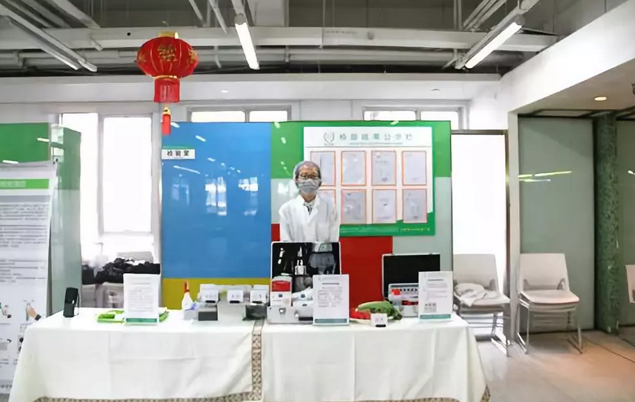 體系人員現(xiàn)場進(jìn)行食材檢測