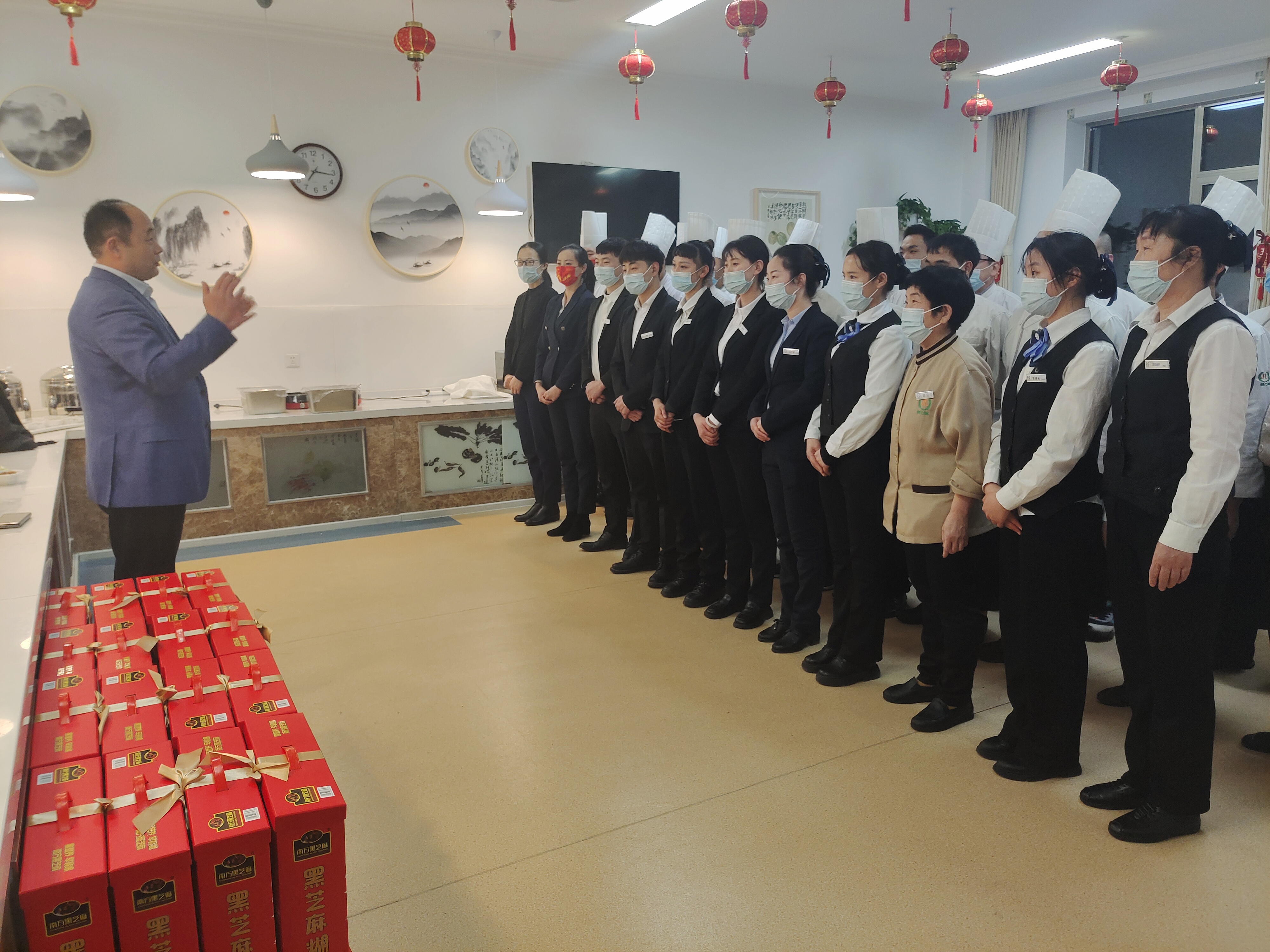 除夕當(dāng)天，薦世新董事長(zhǎng)和公司高層領(lǐng)導(dǎo)前往餐廳走訪(fǎng)慰問(wèn)