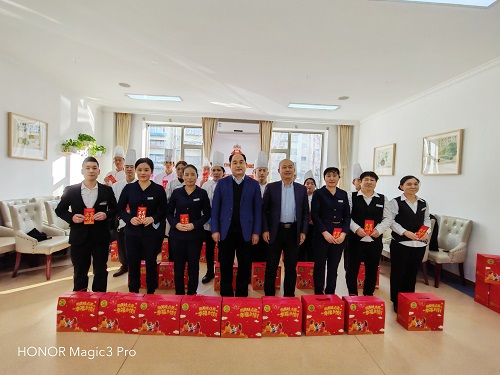 除夕，薦世新董事長(zhǎng)與集團(tuán)高層領(lǐng)導(dǎo)走進(jìn)餐廳慰問員工