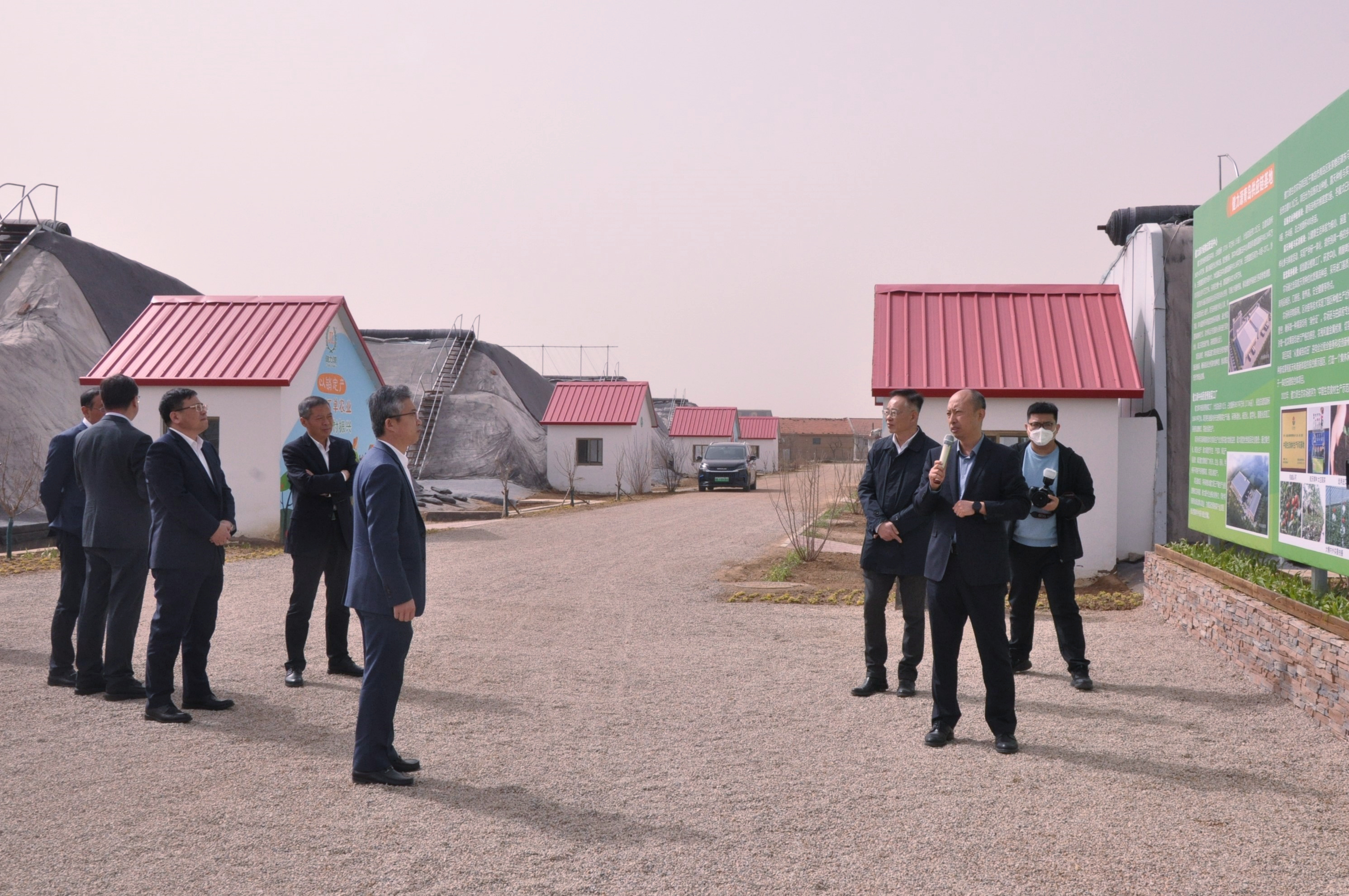 青島西海岸新區(qū)區(qū)委副書記、統戰(zhàn)部部長李金國一行考察調研健力源生態(tài)農場和冷鏈物流配送中心