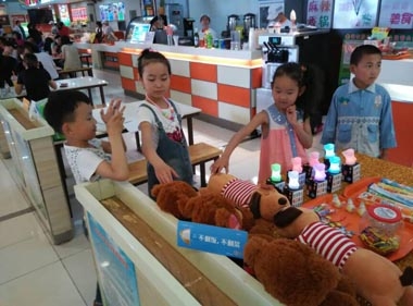 濟南美食廣場--孩子們在挑選禮物 濟南美食廣場--孩子們在挑選禮物
