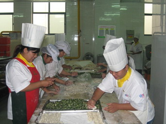 龍奧健力源餐廳員工開(kāi)餐準(zhǔn)備