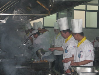 龍奧健力源餐廳員工開(kāi)餐準(zhǔn)備