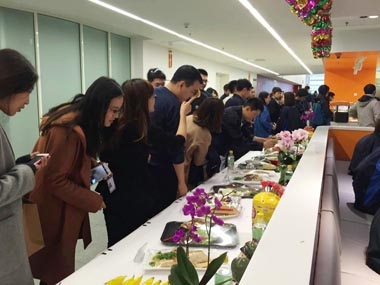 甲方員工觀看菜品展示 甲方員工觀看菜品展示