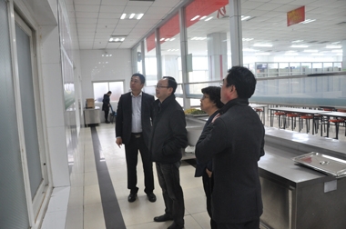 公司領(lǐng)導(dǎo)陪同軟控領(lǐng)導(dǎo)在餐廳內(nèi)視察工作 公司領(lǐng)導(dǎo)陪同軟控領(lǐng)導(dǎo)在餐廳內(nèi)視察工作