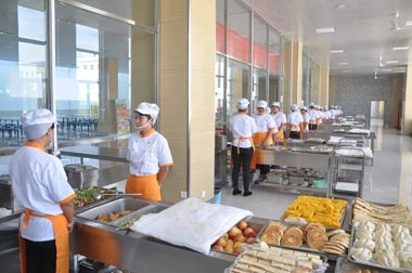 某初中餐廳員工準備開餐 某初中餐廳員工準備開餐