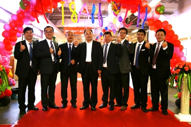 薦董與開業(yè)團隊合影