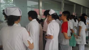 某醫(yī)院餐廳開(kāi)餐現(xiàn)場(chǎng) 某醫(yī)院餐廳開(kāi)餐現(xiàn)場(chǎng)