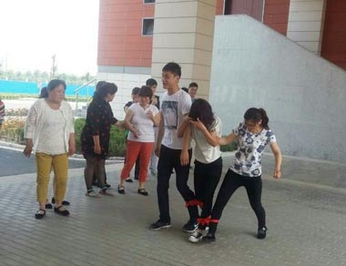 鄭州區(qū)域員工正在進(jìn)行&ldquo;綁腿跑&rdquo;