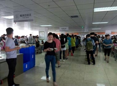 某知名培訓(xùn)機(jī)構(gòu)餐廳開(kāi)餐現(xiàn)場(chǎng) 某知名培訓(xùn)機(jī)構(gòu)餐廳開(kāi)餐現(xiàn)場(chǎng)