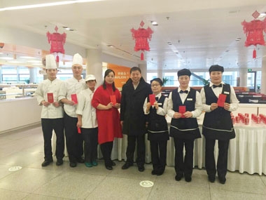 沈陽(yáng)大區(qū)張總除夕慰問(wèn)員工 沈陽(yáng)大區(qū)張總除夕慰問(wèn)員工