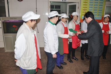 山東市場(chǎng)葛總除夕慰問(wèn)員工 山東市場(chǎng)葛總除夕慰問(wèn)員工