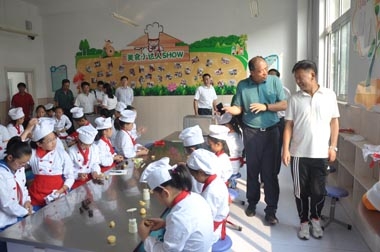 王登峰司長觀看“美食小達(dá)人”課堂 王登峰司長觀看“美食小達(dá)人”課堂