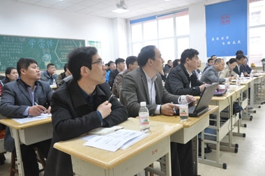 學(xué)員認真聽課 學(xué)員認真聽課