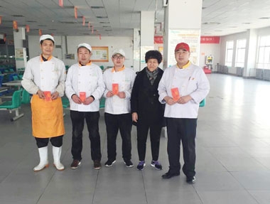 山東二區(qū)張總除夕慰問(wèn)員工 山東二區(qū)張總除夕慰問(wèn)員工