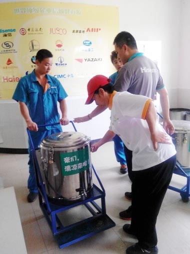 揚州海信餐廳為甲方員工準備解暑湯品 