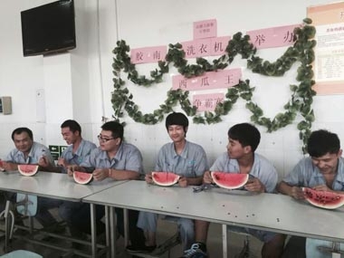 膠南海爾餐廳協(xié)助甲方組織&ldquo;員工吃西瓜比賽&rdquo; 